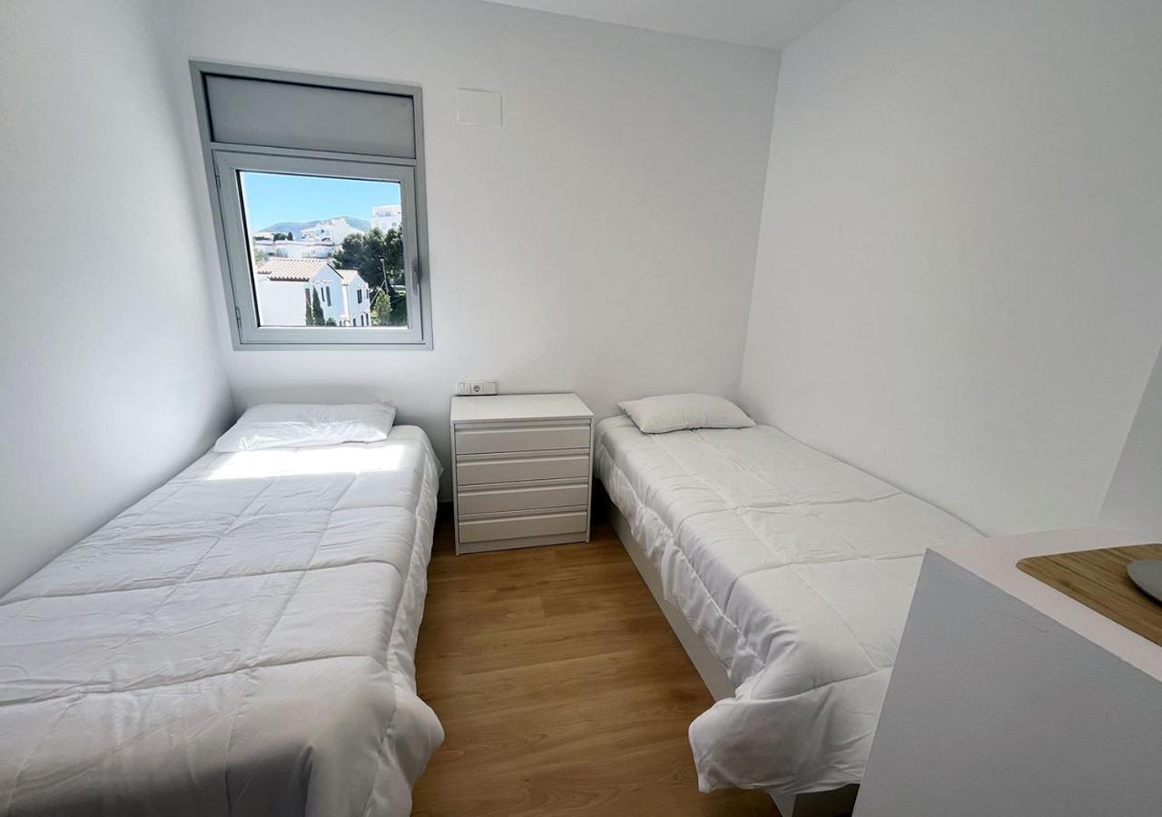 2-Bedroom Brand New Apartment Steps From The Beach Llanca Luaran gambar