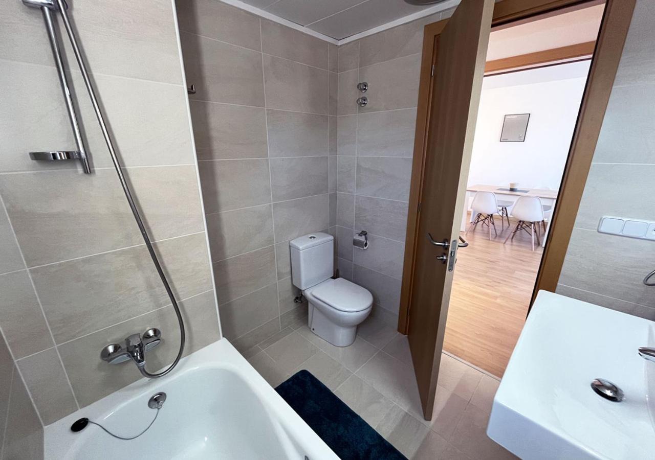 2-Bedroom Brand New Apartment Steps From The Beach Llanca Luaran gambar